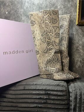 Madden snake wedge boot new in box 5.5